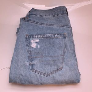 american eagle distressed light wash mom jeans